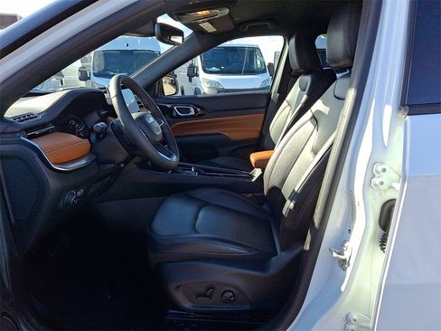 Certified 2024 Jeep Compass Limited image 11