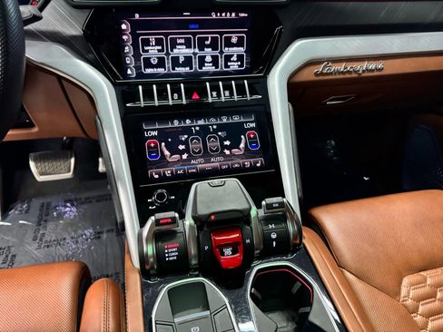 Used 2021 Lamborghini Urus image 21
