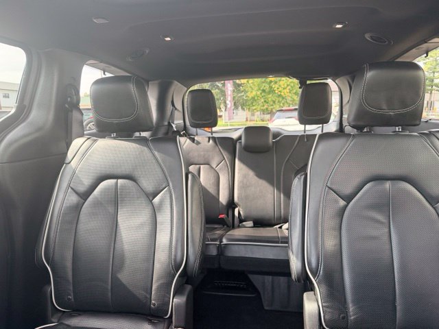 Used 2025 Chrysler Pacifica Limited FWD image 35