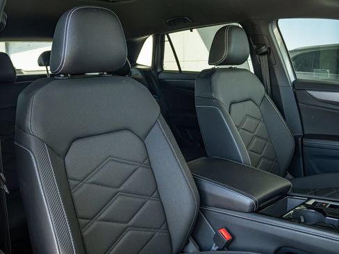 Used 2025 Volkswagen Atlas Cross Sport SE AWD/4WD image 16