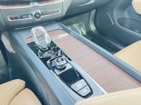 Certified 2024 Volvo XC60 B5 Ultimate w/ Protection Package Premier image 22