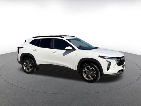 Used 2025 Chevrolet Trax LT image 2