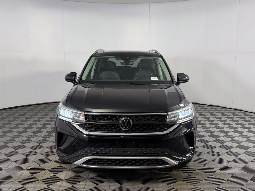 Used 2023 Volkswagen Taos SE w/ Panoramic Sunroof Package FWD image 3
