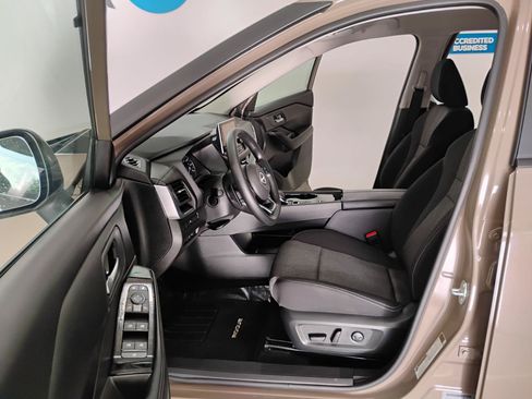Used 2024 Nissan Rogue SV FWD image 12