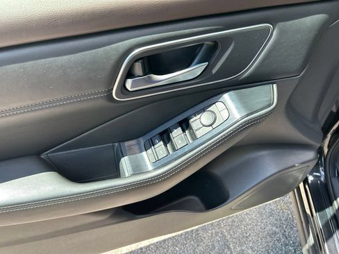 Used 2021 Nissan Rogue SV w/ Premium Package FWD image 15