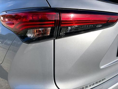 Used 2022 Toyota Highlander XLE AWD/4WD image 28