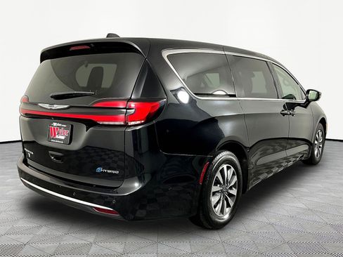 Used 2022 Chrysler Pacifica Touring-L w/ Uconnect Theater Family Group FWD image 6