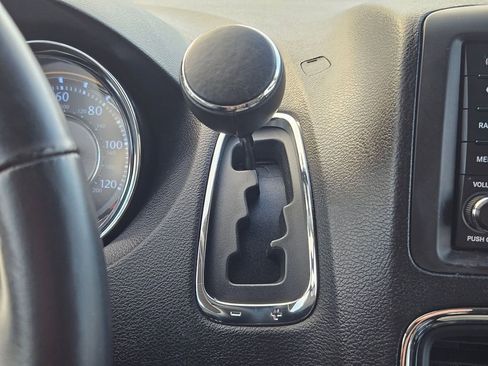 Used 2014 Chrysler Town & Country Touring image 18