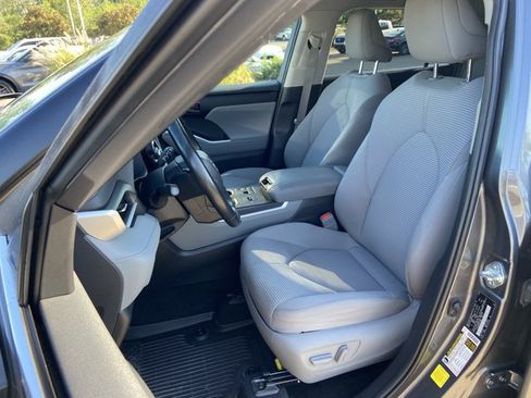 Used 2023 Toyota Highlander LE FWD image 18