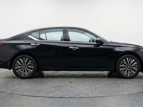 Used 2025 Nissan Altima 2.5 SV FWD image 11