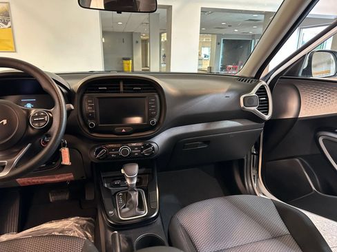 Used 2025 Kia Soul LX w/ LX Technology Package FWD image 34