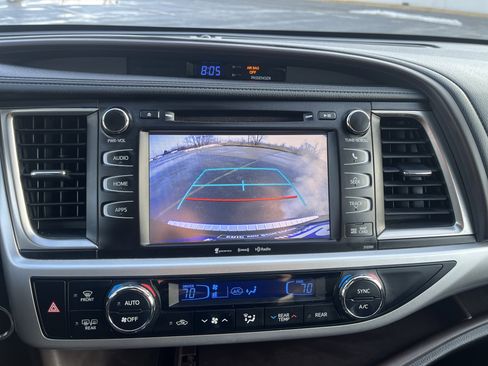 Used 2019 Toyota Highlander XLE image 26