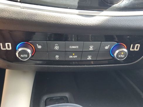 Used 2020 Buick Enclave Essence w/ Sound and Sites Package image 32