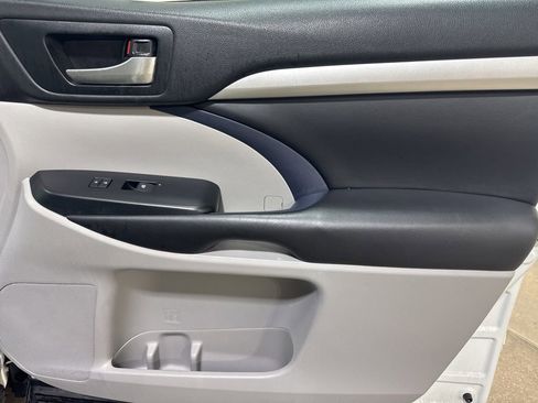 Used 2019 Toyota Highlander XLE AWD/4WD image 26
