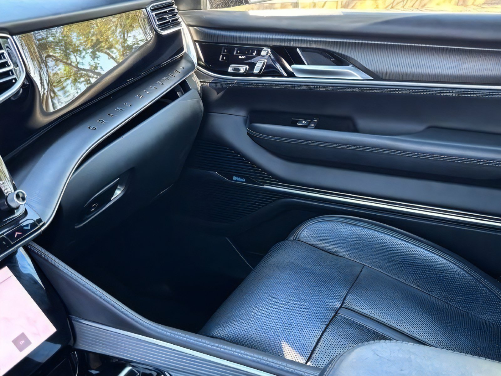 Used 2024 Jeep Grand Wagoneer L Series II w/ Quick Order Packagew 28T AWD/4WD image 19