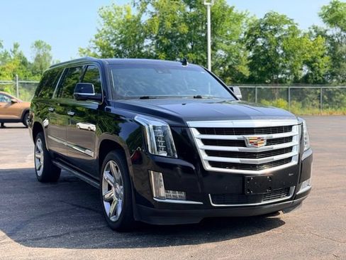 Used 2018 Cadillac Escalade ESV Premium Luxury AWD/4WD image 3