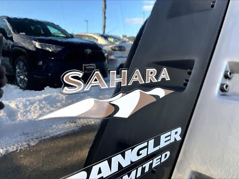 Used 2017 Jeep Wrangler Unlimited Sahara w/ Connectivity Group image 28