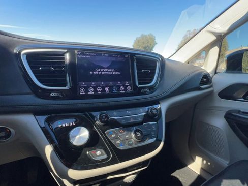 Used 2020 Chrysler Pacifica Limited image 14