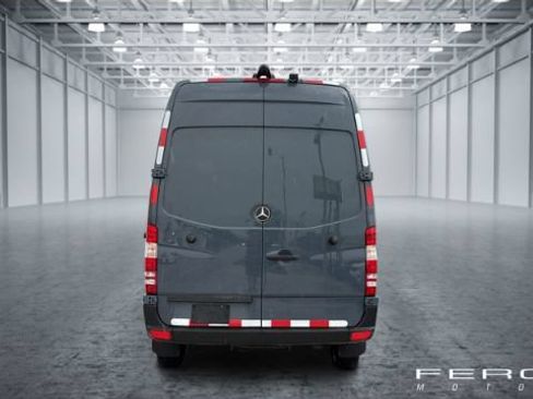 Used 2018 Mercedes-Benz Sprinter 2500 image 4
