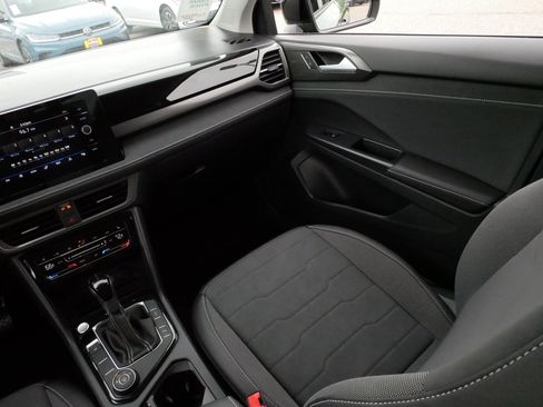 Used 2025 Volkswagen Taos SE AWD/4WD image 11