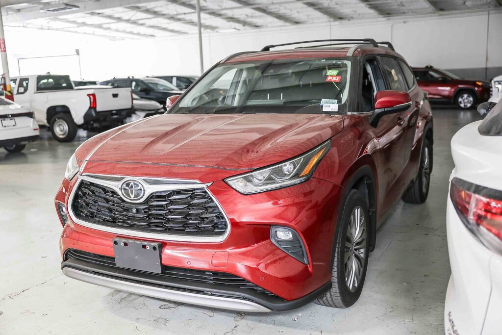 Used 2022 Toyota Highlander Platinum FWD image 2