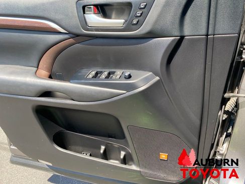 Used 2015 Toyota Highlander Limited Platinum AWD/4WD image 40