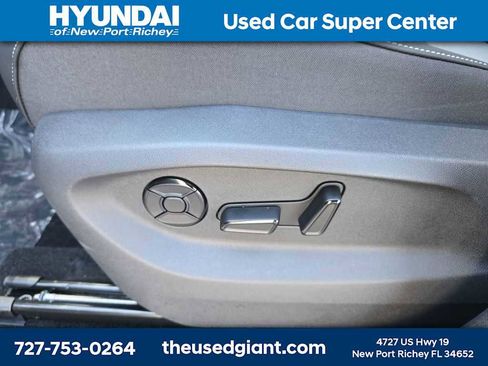 Used 2025 Volkswagen Tiguan SE w/ Panoramic Sunroof Package image 18