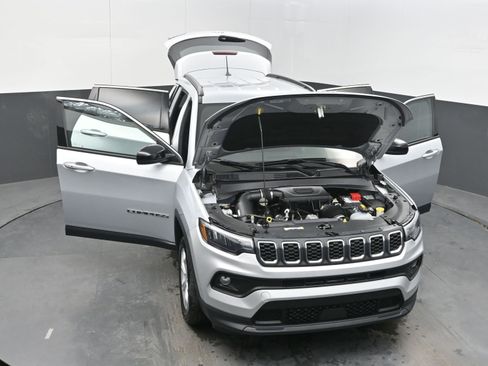 Used 2024 Jeep Compass Latitude image 38