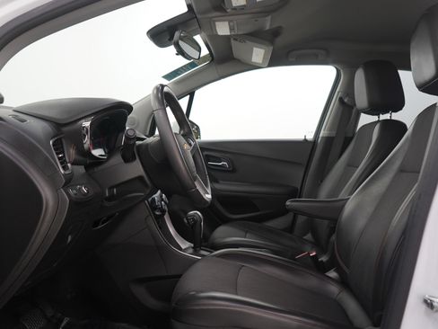 Used 2020 Chevrolet Trax LT w/ LT Convenience Package AWD/4WD image 21