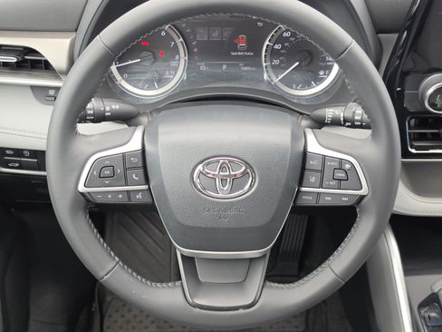Used 2023 Toyota Highlander LE FWD image 18
