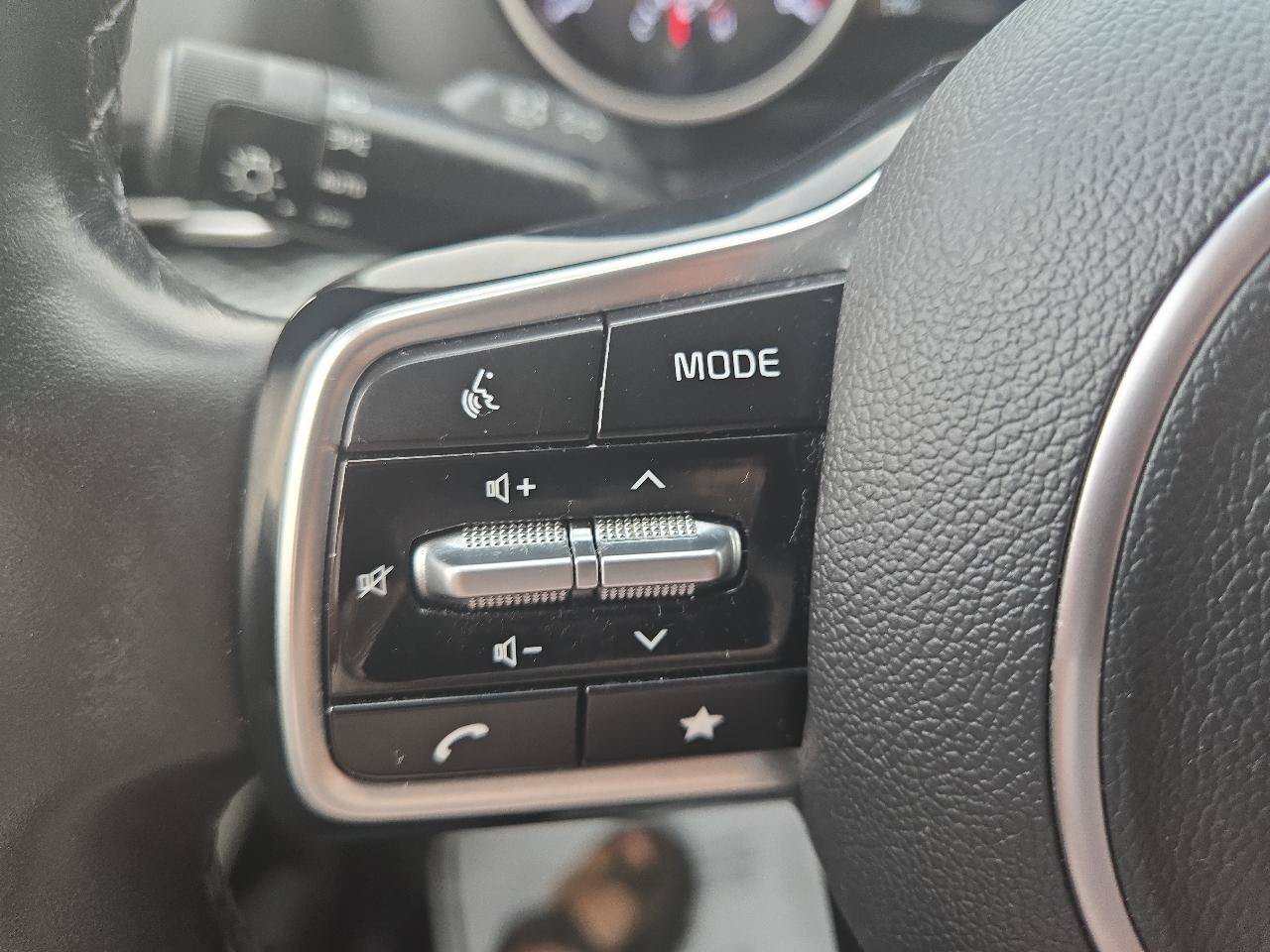 Used 2022 Kia Carnival LX FWD image 19