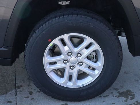 New 2025 Jeep Grand Cherokee Laredo w/ Luxury Tech Group I image 18