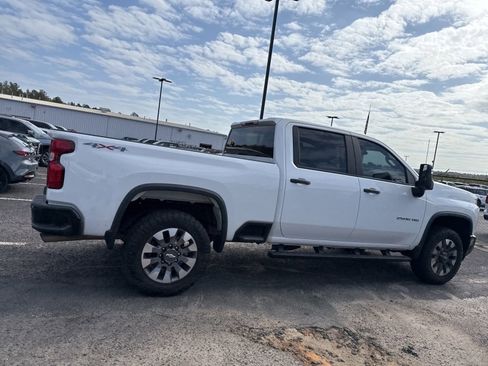 Used 2022 Chevrolet Silverado 2500 Custom w/ Custom Value Package image 8