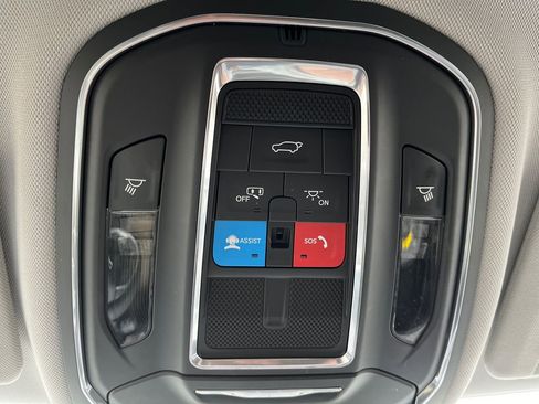 Used 2023 Jeep Grand Cherokee Limited image 31