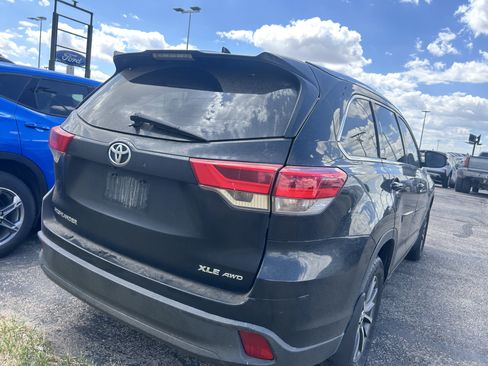 Used 2018 Toyota Highlander XLE AWD/4WD image 4