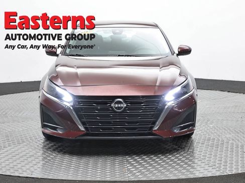 Used 2023 Nissan Altima 2.5 SV FWD image 2
