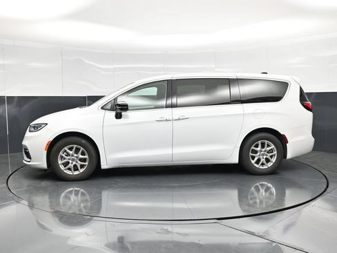 Used 2024 Chrysler Pacifica Touring-L FWD image 7