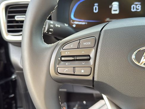 Used 2025 Hyundai Venue SEL image 14