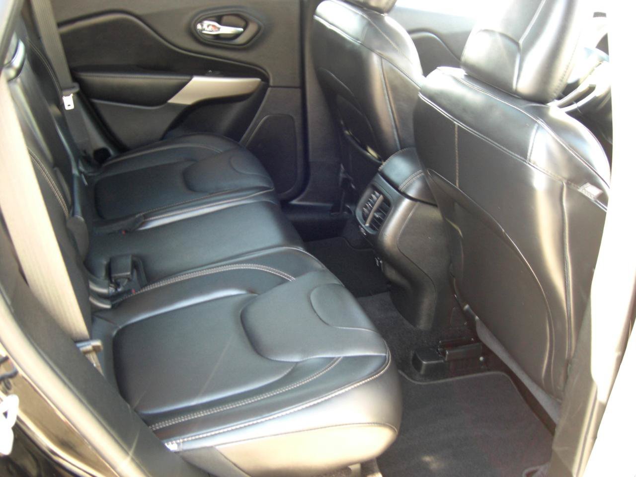 Used 2018 Jeep Cherokee Limited w/ High Altitude Package FWD image 17