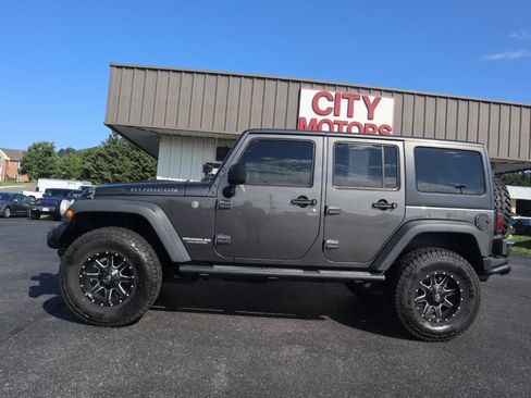 Used 2017 Jeep Wrangler Unlimited Rubicon w/ Cold Weather Group AWD/4WD image 17
