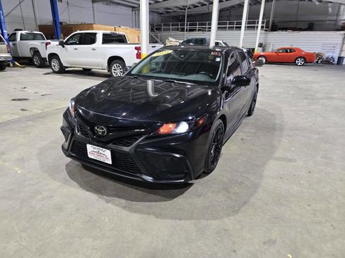 Used 2021 Toyota Camry SE image 3