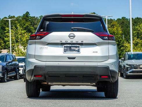 Used 2025 Nissan Rogue SV AWD/4WD image 12
