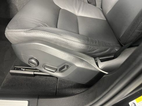 Used 2025 Volvo XC60 B5 Plus image 24