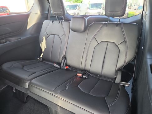 New 2027 Chrysler Pacifica Select FWD image 11