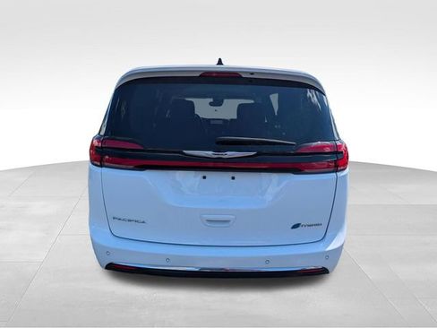 Used 2024 Chrysler Pacifica Limited FWD image 6