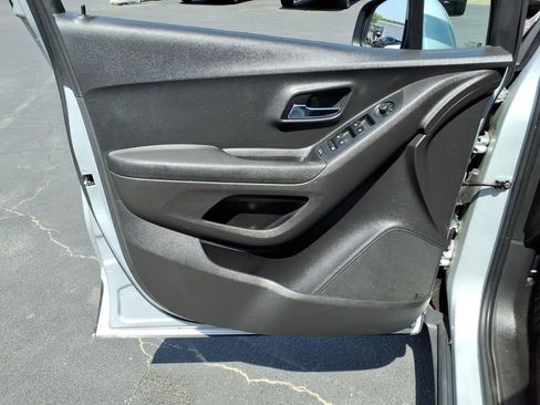 Used 2020 Chevrolet Trax LS FWD image 8