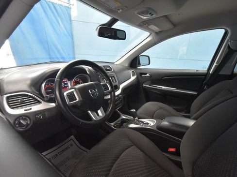 Used 2018 Dodge Journey SXT w/ Connectivity Group FWD image 2