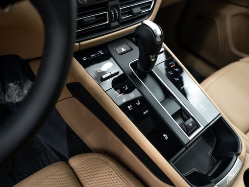 Certified 2025 Porsche Macan image 15