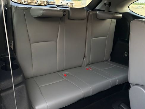 Used 2022 Toyota Highlander XLE AWD/4WD image 16