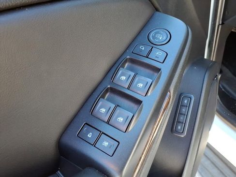 Used 2019 Chevrolet Suburban LT image 16